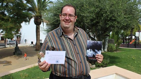 Juan MiguelMelgar, autor de ‘La flor de Olea’, muestra la misiva recibida de Francisco. 