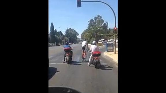 Momento en el que el ciclista se salta el semáforo que está en rojo