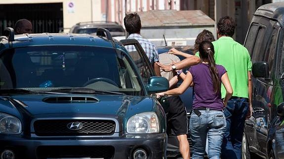 Momento de la detención del sospechoso (con pantalón negro).