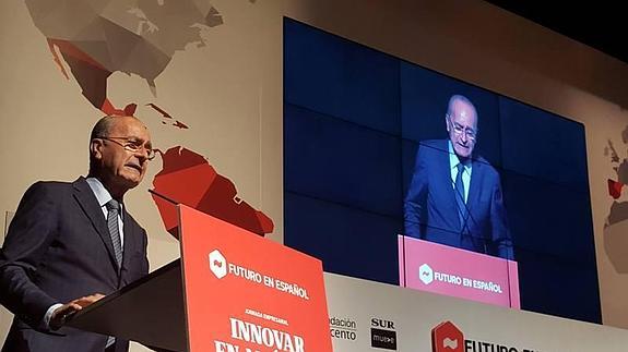 La exrectora Adelaida de la Calle, votando en las elecciones de hace cuatro años. 