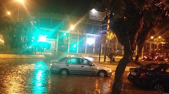 Un vehículo atrapado anoche en las inmediaciones de La Rosaleda.