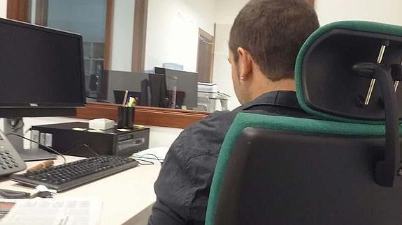 El edil Juanjo Espinosa, con la nueva silla, imagen que envió el grupo municipal de Málaga Ahora.