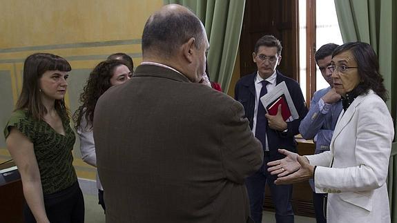 La consejera Rosa Aguilar, ayer, con los portavoces de la comisión de Cultura.