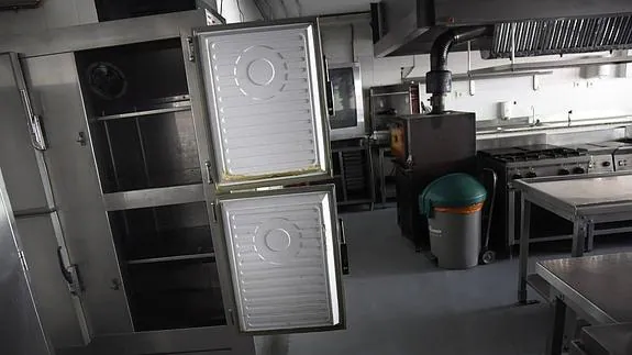 Las cámaras frigoríficas de carne y pescado están siendo reparadas. 