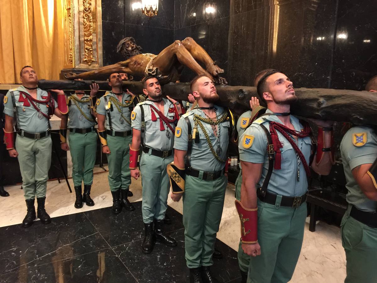 Legionarios llevan a hombros al Cristo