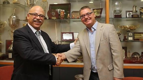 El presidente del Unicaja, Eduardo García, y el presidente de la ACB, Francesc Roca. 