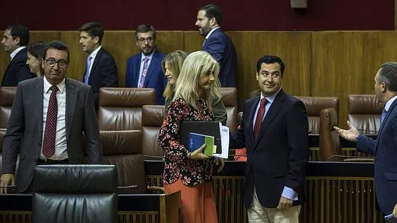 El PP, encabezado por  Juanma Moreno, en el momento de abandonar el pleno del Parlamento andaluz.