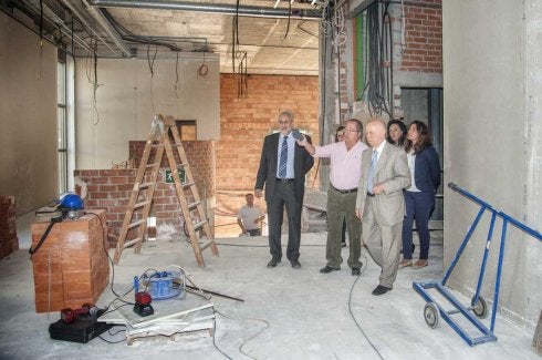 Fernández Montes y algunos ediles, durante una visita a las obras. 