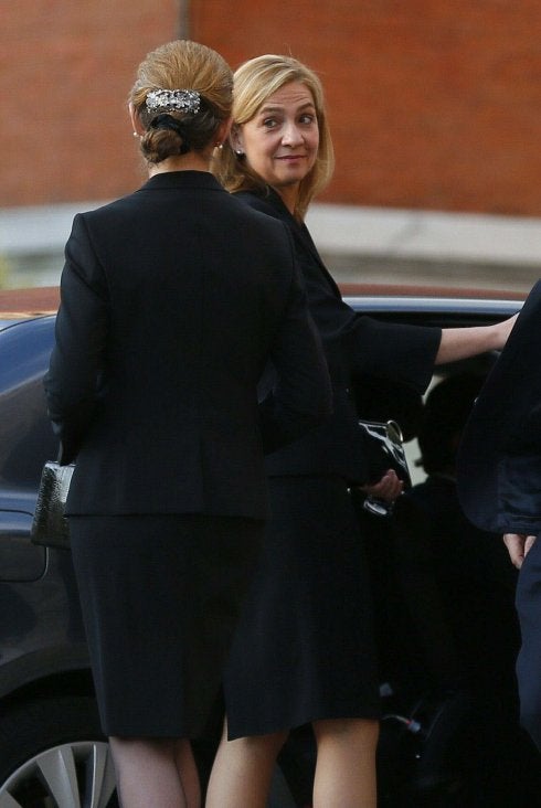 Cristina, junto a su hermana, a la salida del funeral de Kardam de Bulgaria.