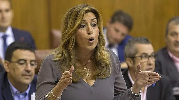 La presidenta de la Junta de Andalucía, Susana Díaz, durante su intervención en la sesión de control al Ejecutivo que ha tenido lugar hoy en el Parlamento andaluz en Sevilla. 