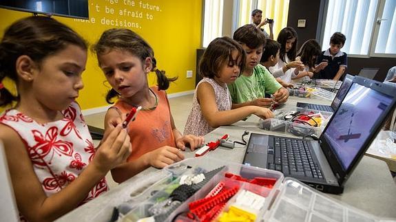 Niños participando en talleres.