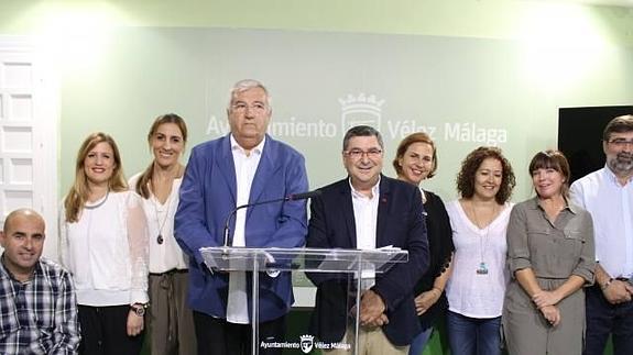 Méndez y Moreno, junto a otros ediles del equipo de gobierno. 