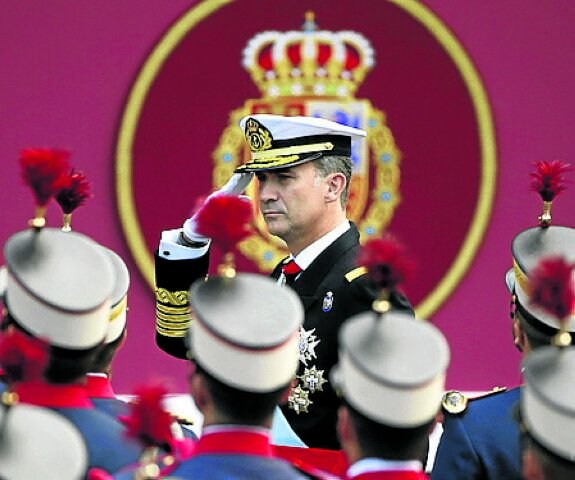 Felipe VI presencia el desfile. :: efe