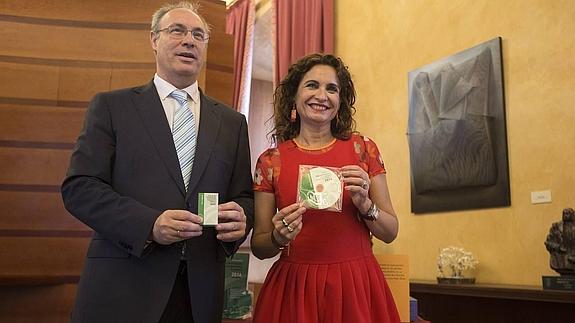 El presidente del Parlamento, Juan Pablo Durán, recibe el ‘pendrive’ con el proyecto de ley de Presupuestos para 2016. 