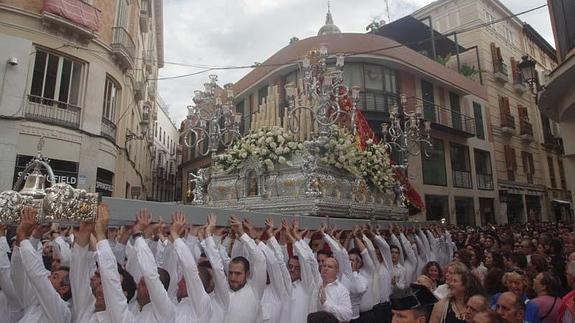 La Virgen de la Candelaria, a pulso por la calles de Málaga.