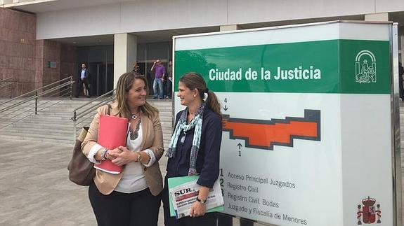 Yolanda y Ana González charlan tras la reunión sobre mediación mantenida en los juzgados. 