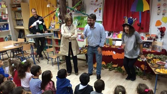 De la Calle, en su visita a un colegio hoy en Málaga. 