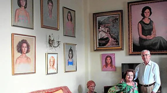 María Teresa Novis y Carlos Monserrate, en uno de los salones. 