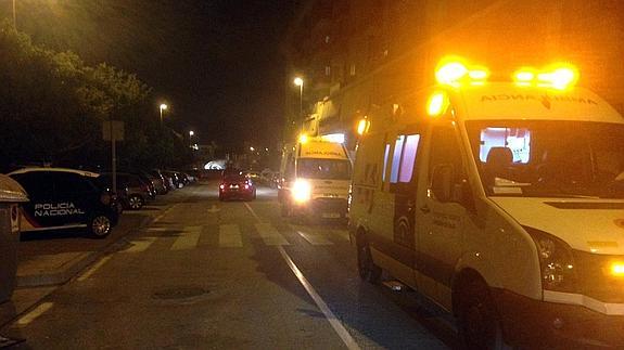 Ambulancia en la que los sanitarios atendían a la víctima. 