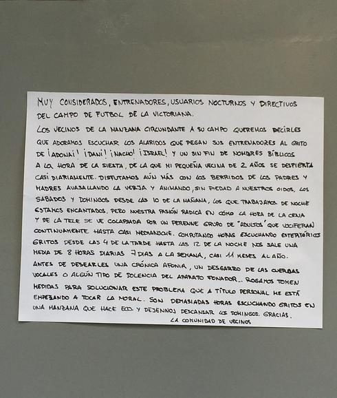 El irónico cartel de una comunidad de vecinos de Málaga contra los "berridos" de un campo de fútbol