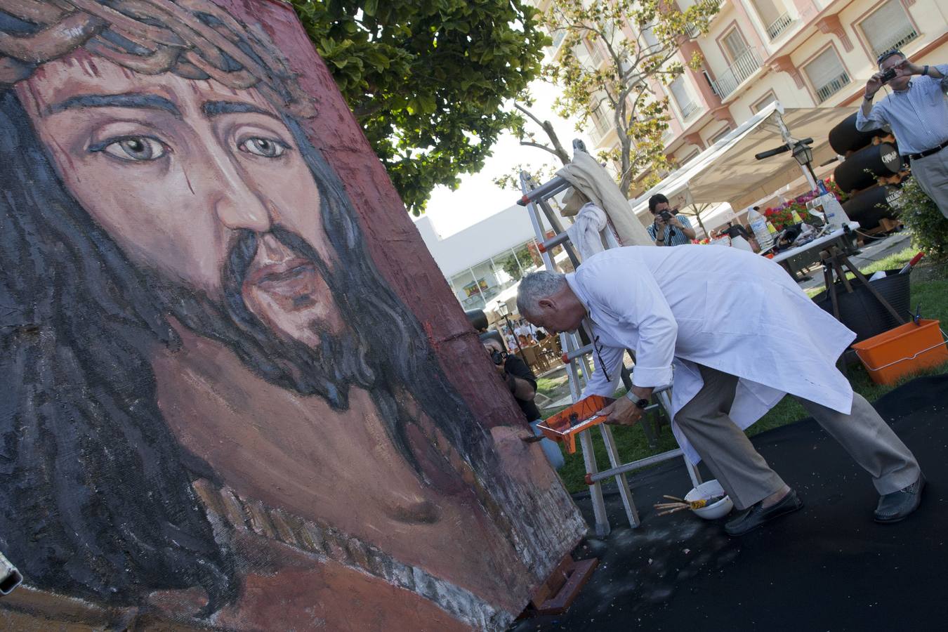 Antonio Cárdenas realizó en junio del año pasado un retrato del Cristo de Estudiantes en plena calle Alcazabilla