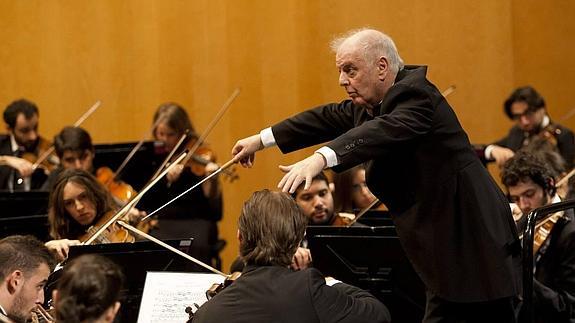 Daniel Barenboim dirigió un monográfico de Mozart en el Teatro Cervantes. 