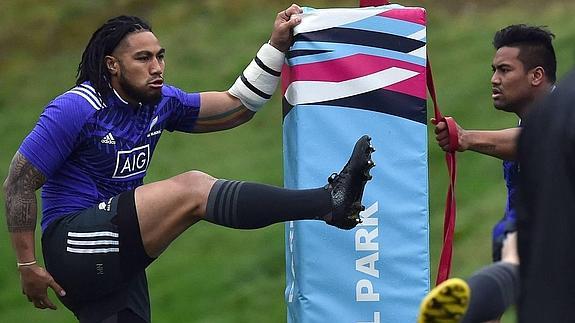 Los neozelandeses Ma’a Nonu y Julian Savea, en un entrenamiento. 