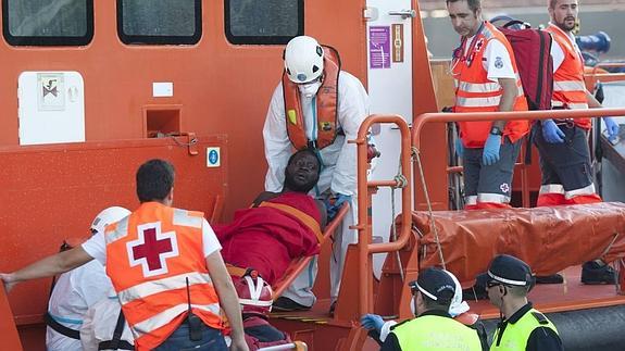 Traslado de los supervivientes al llegar al puerto de Málaga el jueves por la tarde. 