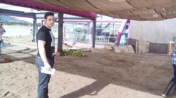 Agustín Jiménez, responsable del chiringuito Servando. Vídeo: Una cámara graba cómo el mar entra en este local de Guadalmar