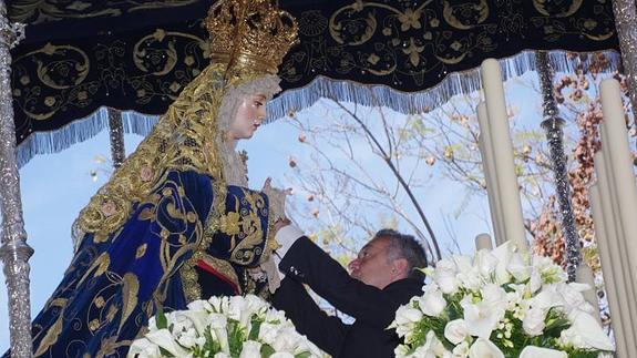 Momento de la imposición de la medalla en 2014.