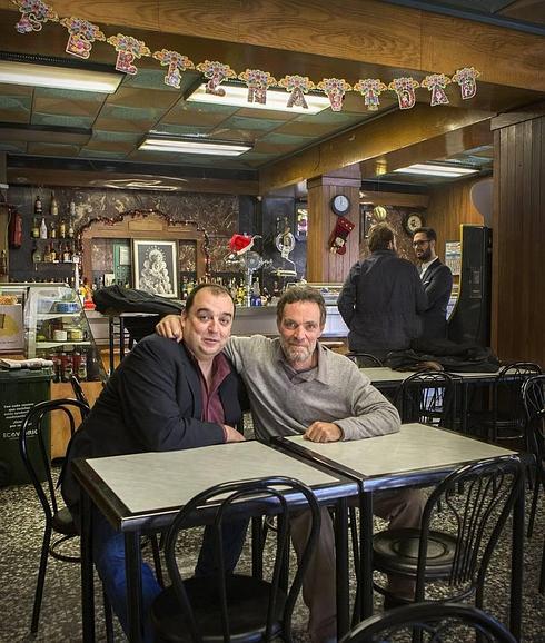 Alfonso Delgado coge por el hombro a Julián Valcárcel en el bar La Muralla, en el barrio madrileño de Villaverde Alto, donde se rodó el anuncio.