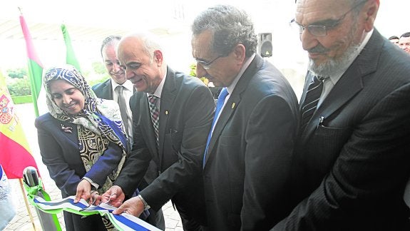 La embajadora de Emiratos, el rector de la Universidad de Sharjah y el rector en funciones de la UMA. 