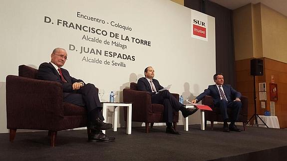 Los alcaldes de Málaga y Sevilla y el director de SUR.