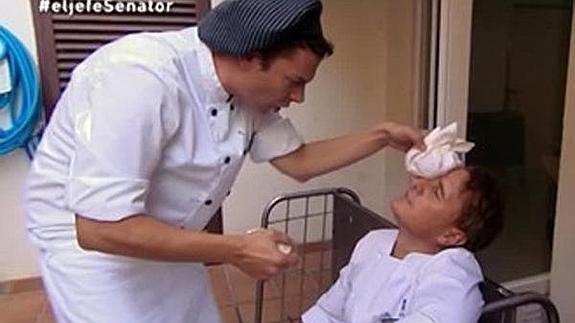 'El jefe infiltrado' sufre una aparatosa caída en Estepona, con sangre y puntos