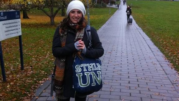 Patricia Villarrubia, a la entrada de la Universidad de Estocolmo, en el campus Frescati. 