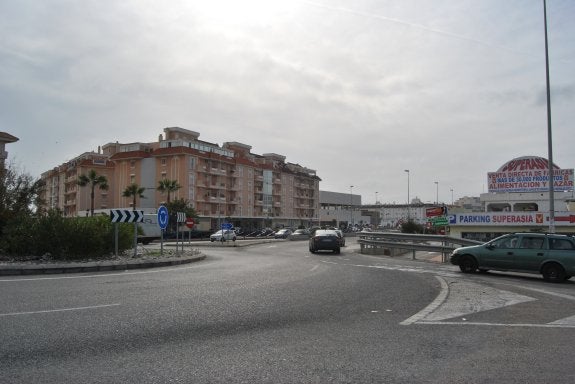 Parte de la A-7 en la que se construirá la pasarela peatonal para cruzar la autovía en Sabinillas. :: L.P.