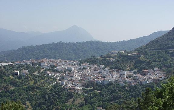 El pueblo de Benarrabá, situado entre Algatocín y Gaucín, tiene como telón de fondo las abruptas cimas del paraje natural de Sierra Crestellina.