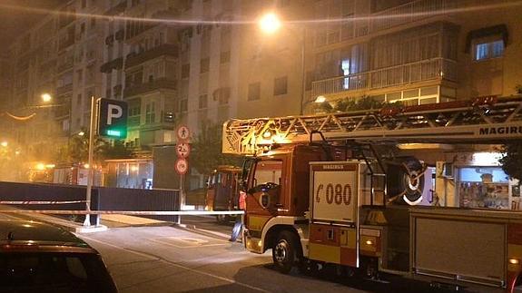 Bomberos intervienen en el fuego. 