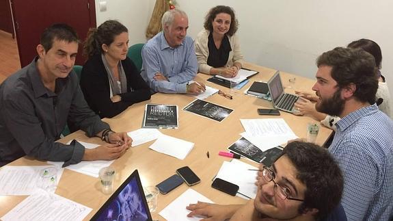 Los equipos de los candidatos, preparando el debate de hoy. 