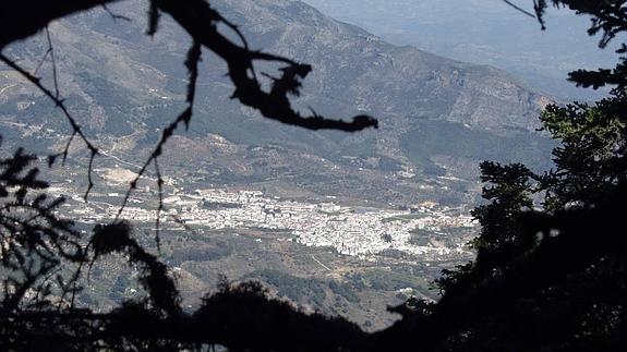 Vista de Yunquera en el ascenso por el pinsapar