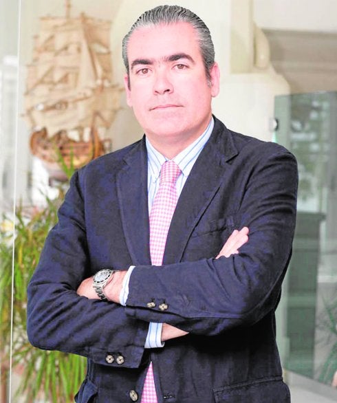 Ángel Camacho Perea, director general del grupo. A la derecha, la crema de avellanas con sabor a galleta. 