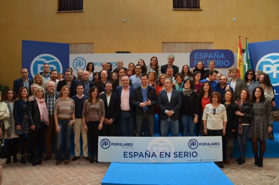 Juanma Moreno, junto a miembros del partido en la Escuela de Otoño organizada por el PP de Sevilla. :: sur