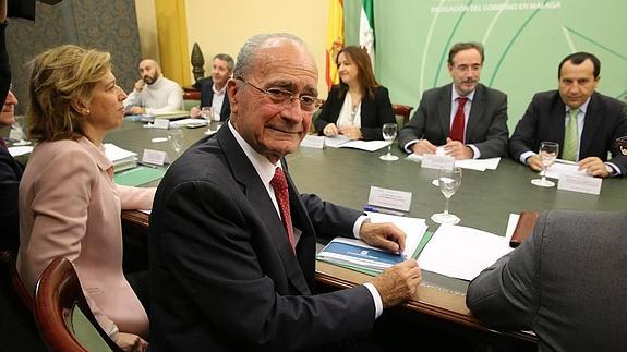 El alcalde, Francisco de la Torre, dio ayer marcha atrás en su pretensión de cambiar el destino del último tramo 