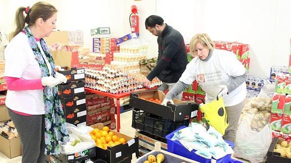 Voluntarios de Bancosol, en la clasificación de alimentos. 