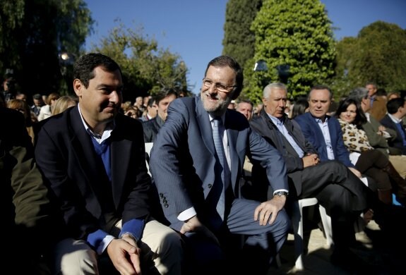 Mariano Rajoy, flanqueado por Juanma Moreno y Javier Arenas, ayer en el municipio sevillano de Tomares. :: reuters