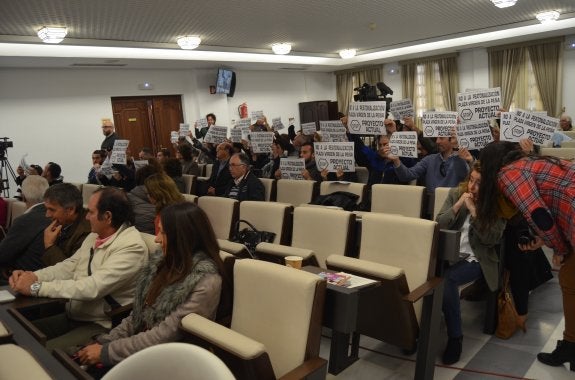 Los afectados por la peatonalización denuncian 'amenazas veladas' con multas si intentan frenar las obras