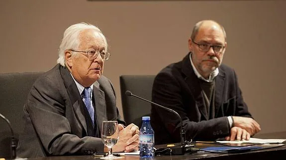 José Ángel García de Cortázar, junto a Pablo Aranda, ayer durante la conferencia. 