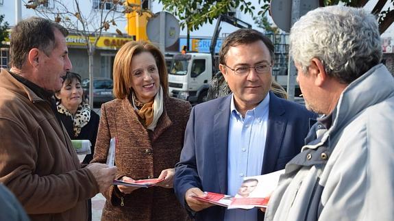 Heredia, este miércoles, durante un reparto de folletos en la barriada de Carretera de Cádiz.