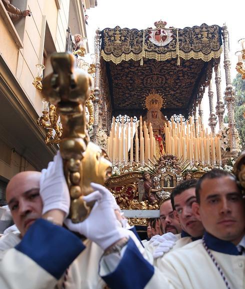 La Virgen de la Paloma, tras su salida de la casa hermandad. 