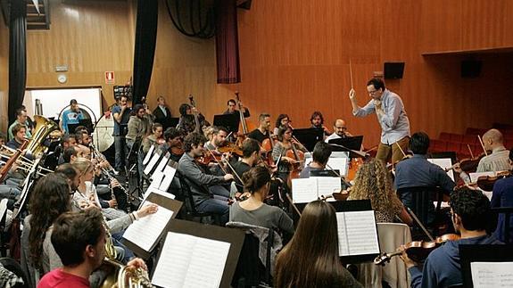 La Orquesta Sinfónica Provincial, con su director titular Salvador Vázquez, en un ensayo.